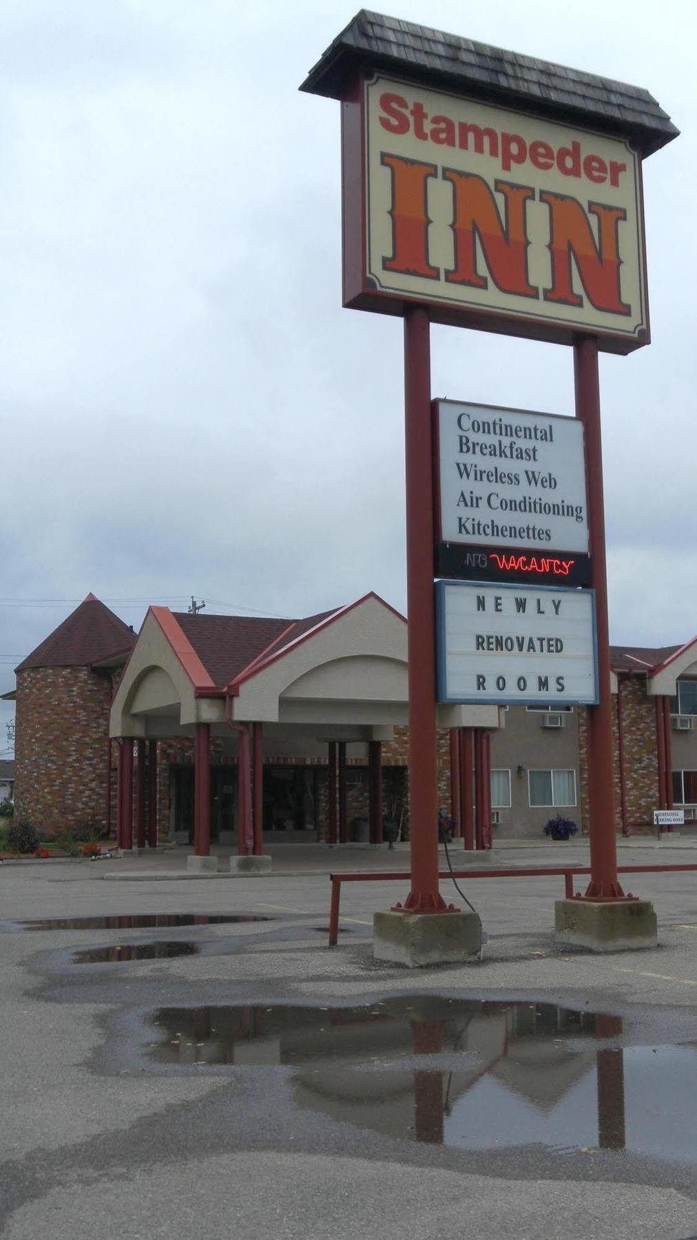 Stampeder Inn Ponoka Buitenkant foto